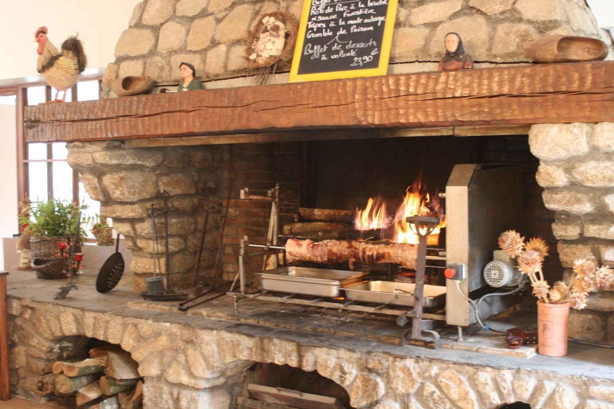 Logis Hotel Restaurant Auberge De L'Espinouse Fraisse-sur-Agout Esterno foto